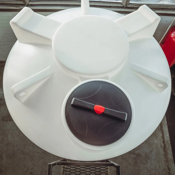 Емкость ЦКТ 5000 л с патрубком 90мм с фланцем под плотность до 1,2 г/см³ белая в обрешетке с лестницей