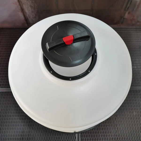 Емкость ФМ 500 л под плотность до 1,2 г/см³ белая в обрешетке